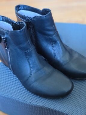 Naturalizer - Haley - Black Leather Ankle Boots with Side Zipper